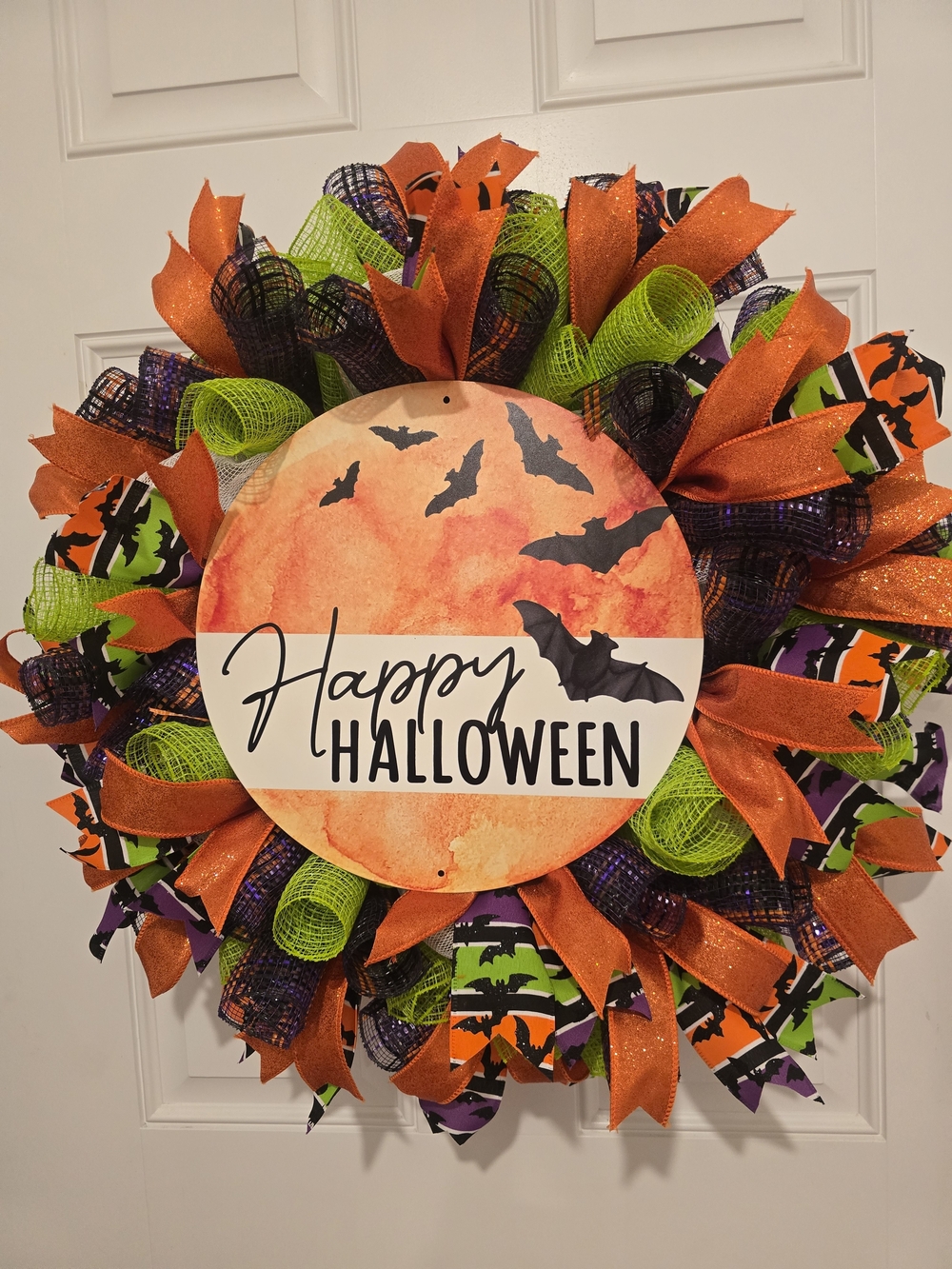 W175 – Happy Halloween Bat Wreath
Handmade Halloween wreath featuring a large